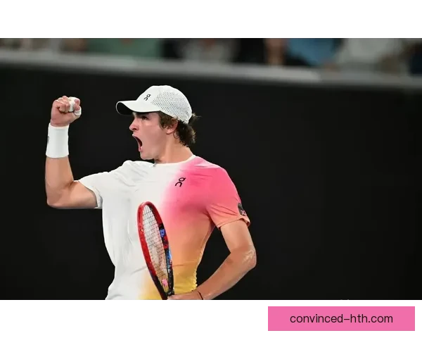 澳网焦点对决引爆赛场新星老将激烈争锋掀起赛季高潮全球瞩目时刻